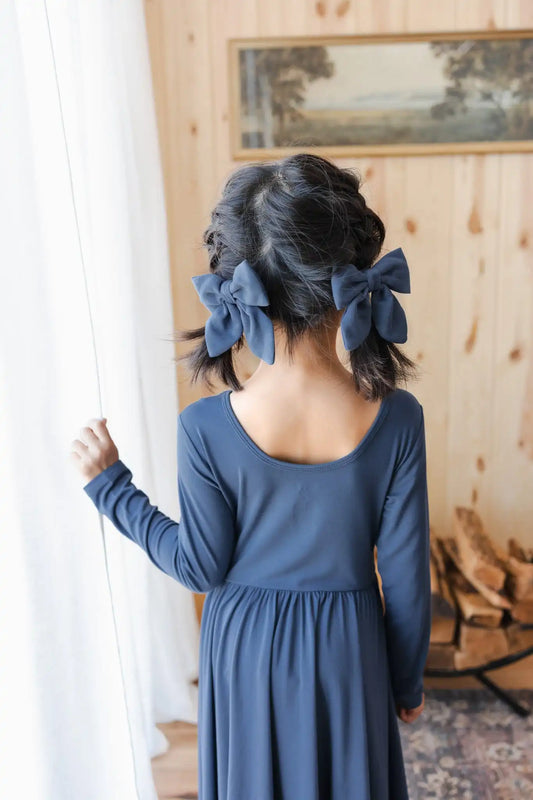Medium Alligator Clip Bow in Oxford